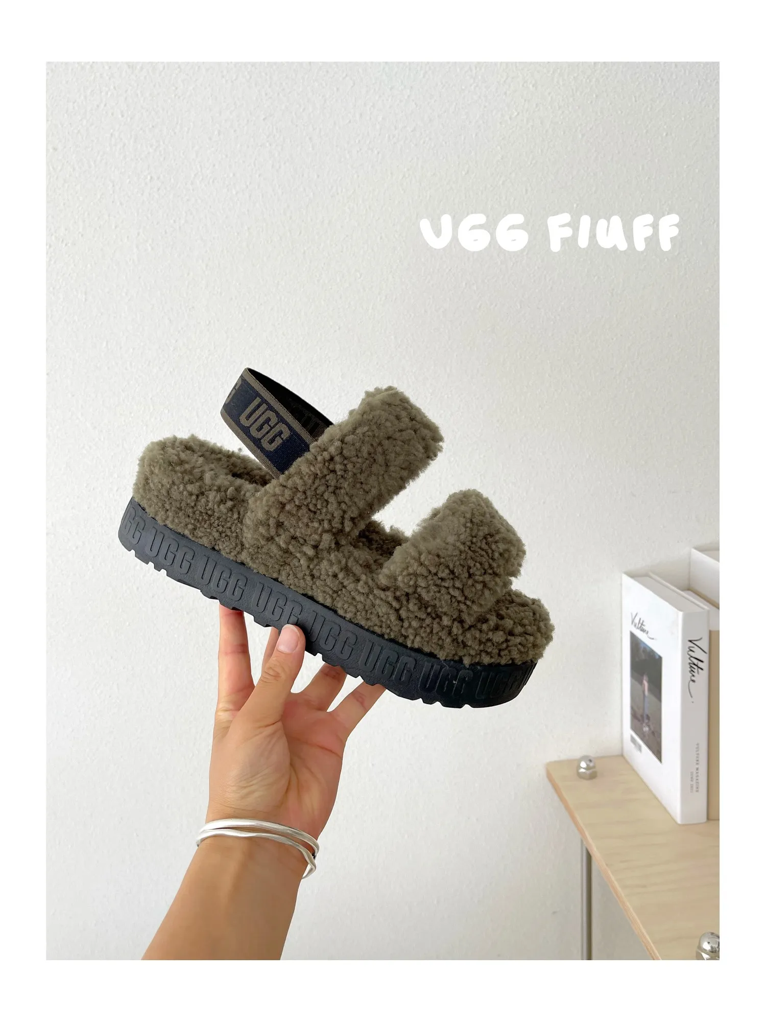 💰440 UGG sheepskin all-in-one snow boots 0876 new autumn and winter style Zhou Dongyu's same style furry slippers Product name: Ovlafita, Longfeng Teddy fur muffin bottom slippers, new at the counter simultaneously It is an upgraded version of the classic oh yeah sandals, the corrugated sheepskin material is used to make it more fashionable and cool, the heel strap is the highlight of the entire design, the muffin bottom visually increases, good news for small sisters, large quantities in stock Code number: 35-41 Color: white, gray, black, pink, army green, maroon